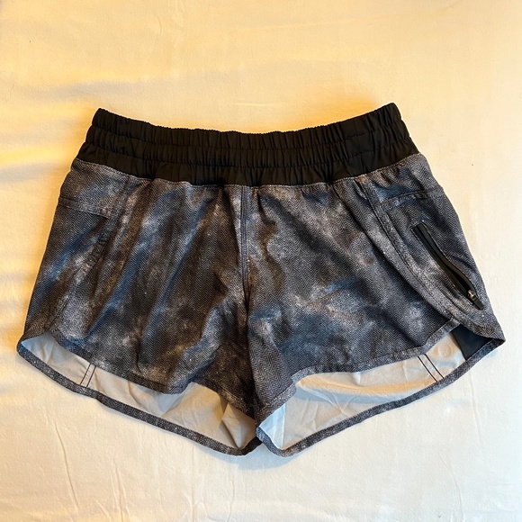 Lululemon Tracker Short IV, Mini Diffusion White Black / Black, Size 8 - Picture 1 of 3